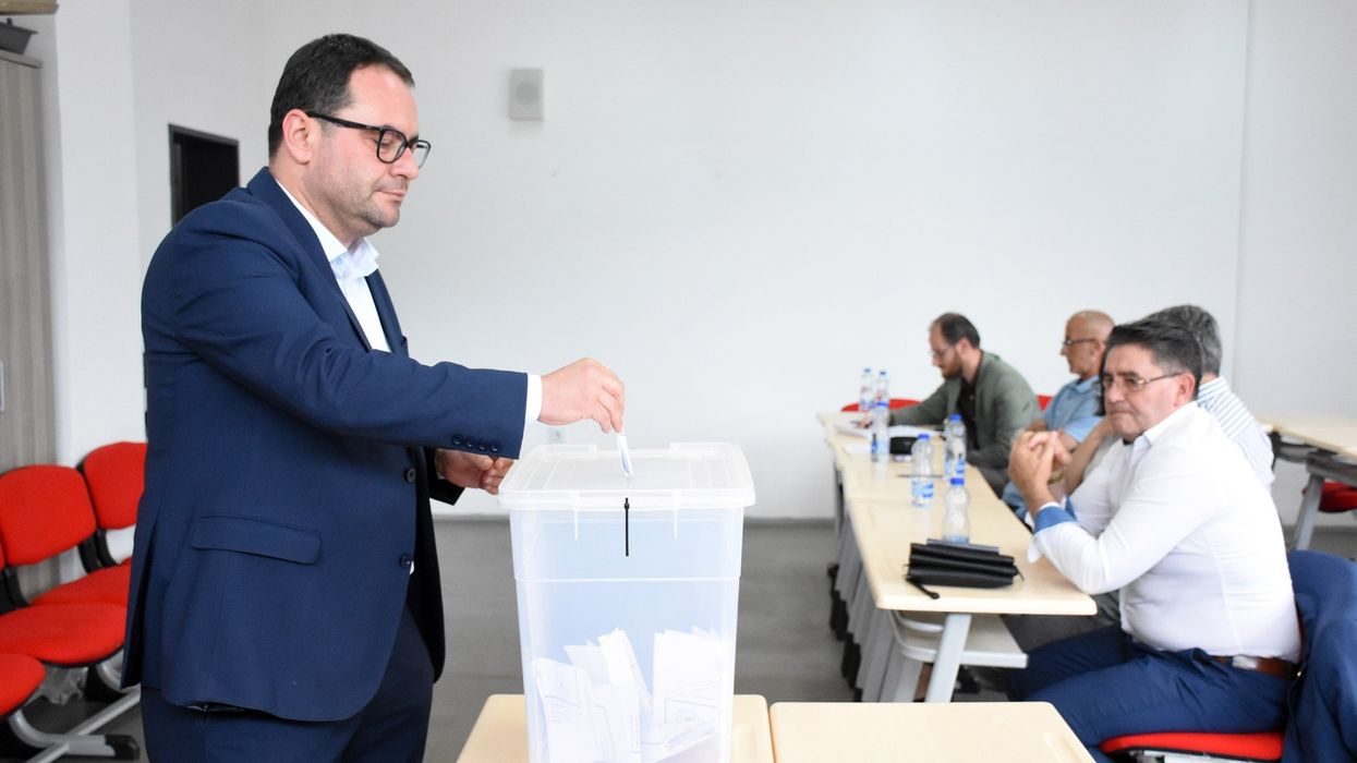Kushtrim Ahmeti zgjidhet rektor i Universitetit të Tetovës Kushtrim Ahmeti zgjidhet rektor i Universitetit të Tetovës