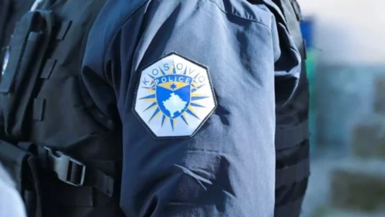 Arrestohet një person për mashtrim në prokurim dhe falsifikim të dokumenteve në Policinë e Kosovës