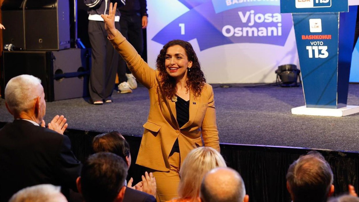 Me qindra qytetarë presin Vjosa Osmanin në Prishtinë – Dega 3