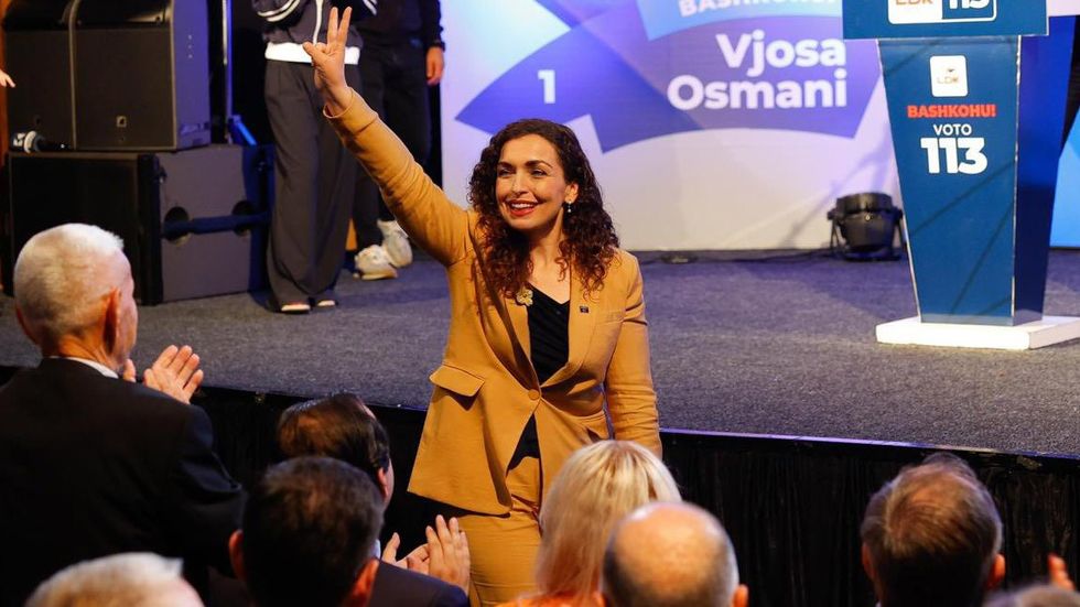 Me qindra qytetarë presin Vjosa Osmanin në Prishtinë – Dega 3