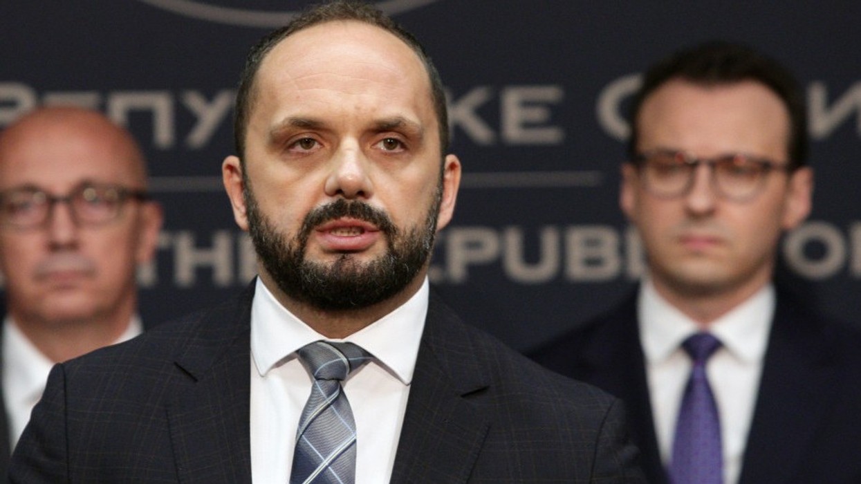 Kryetari dhe kryesuesi i Kuvendit të Mitrovicës veri shoqërohen nga policia