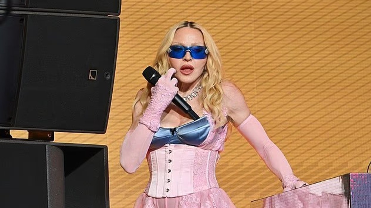 Madonna në bisedime për një koncert në Mbretërinë e Bashkuar, pas performancës surprizë që alarmoi fansat në Times Square