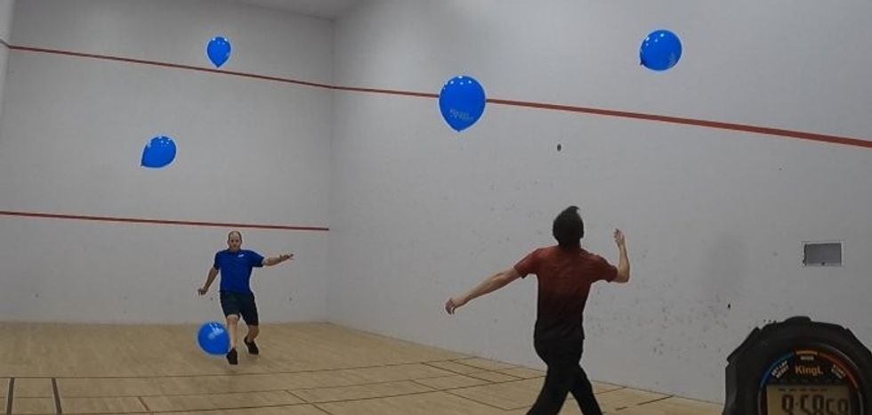 Burri mban 5 balona në ajër për më shumë se një minutë, thyen rekord