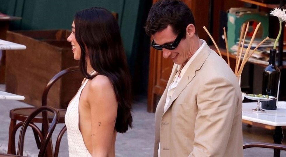 Dua Lipa mbante bizhuteri me vlerë mbi 600 mijë euro në fillim të dasmës së saj, por fustani i saj tërhoqi gjithë vëmendjen