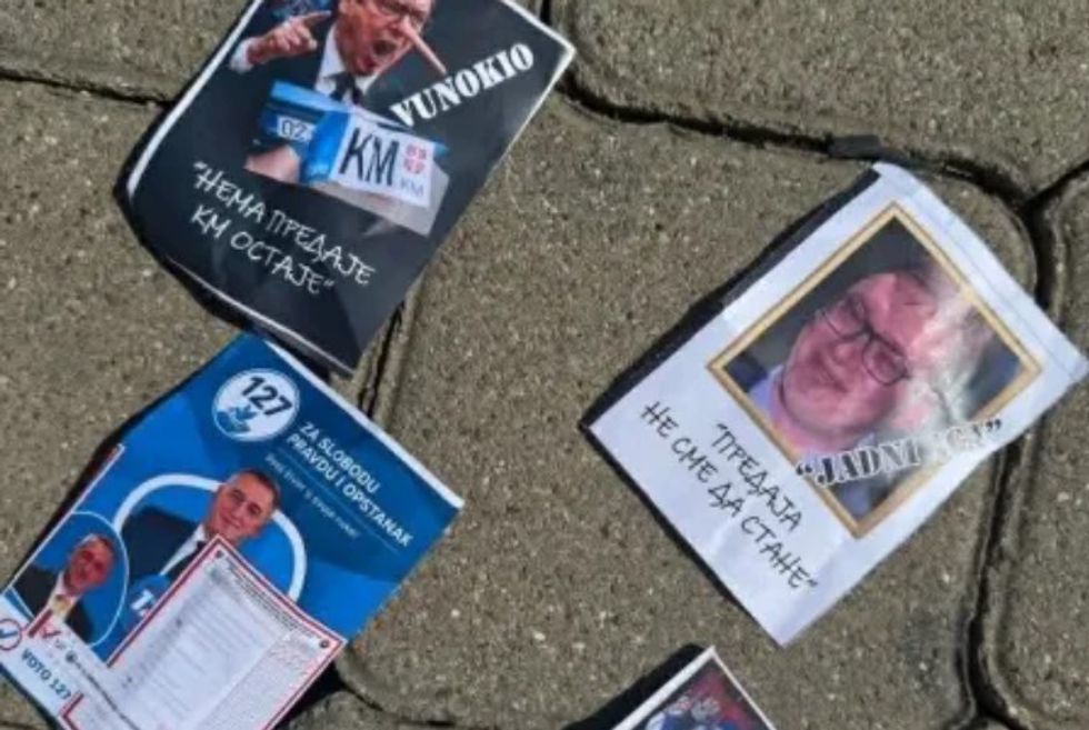 Disa serbë lodhen nga narrativat e Vuçiqit, shpërndajnë fletushka me kritika ndaj tij