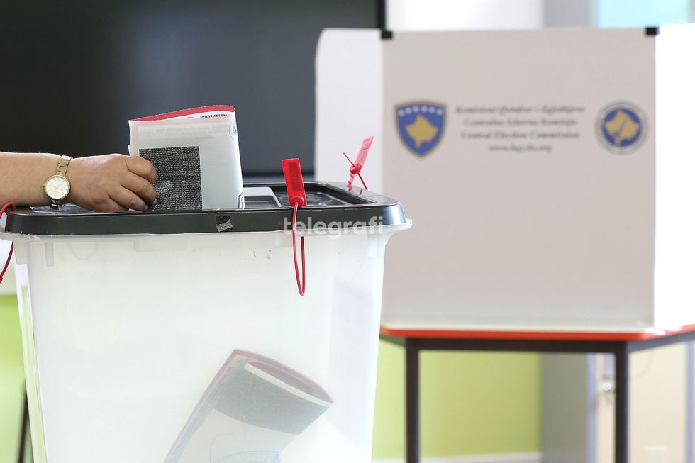 Dy të arrestuar në Pejë, dyshime për ndikim në vota në favor