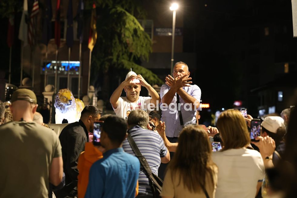 Mbështetësit e Vetëvendosjes nisin festën pas rezultateve të
