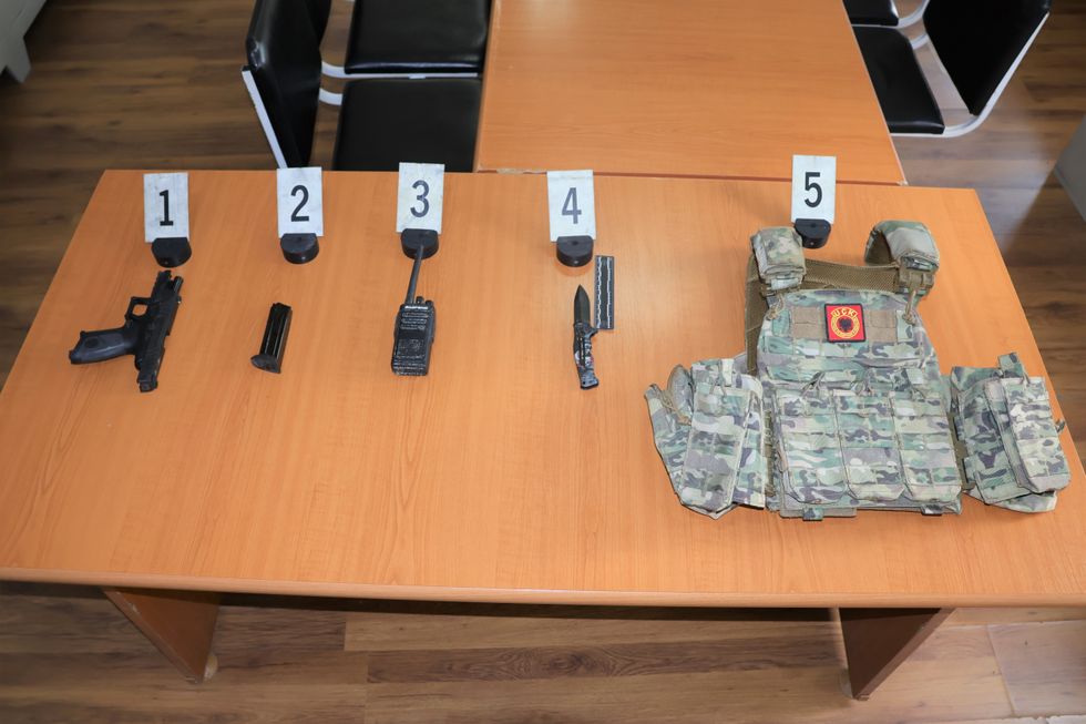 Policia në Pejë sekuestron armë, municion dhe jelek antiplum