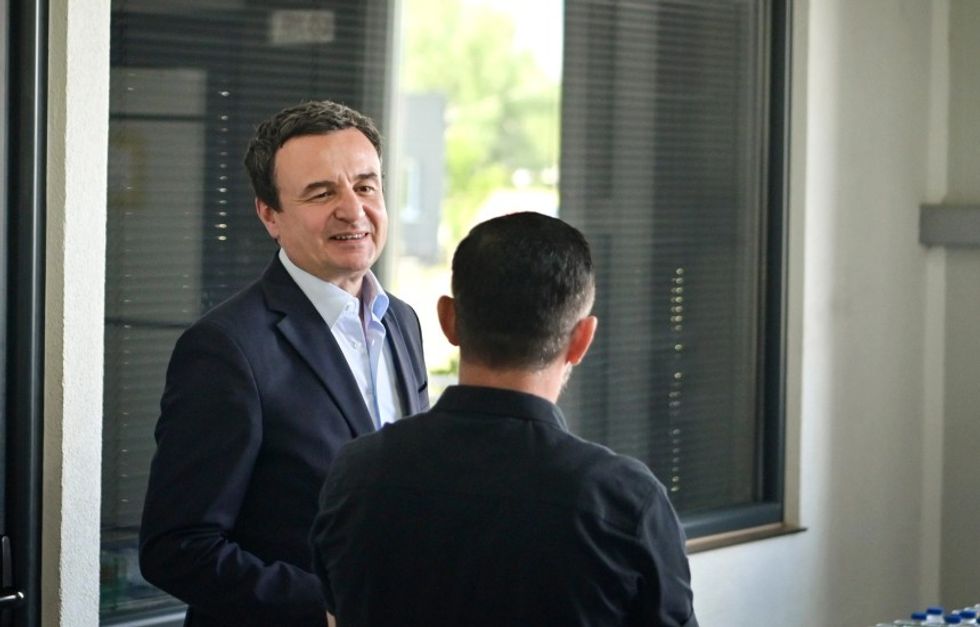 Pas zgjedhjeve, Kurti niset për në Vjenë - merr pjesë në For