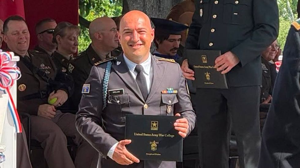 Nënkolonel i FSK-së diplomon me sukses superior në