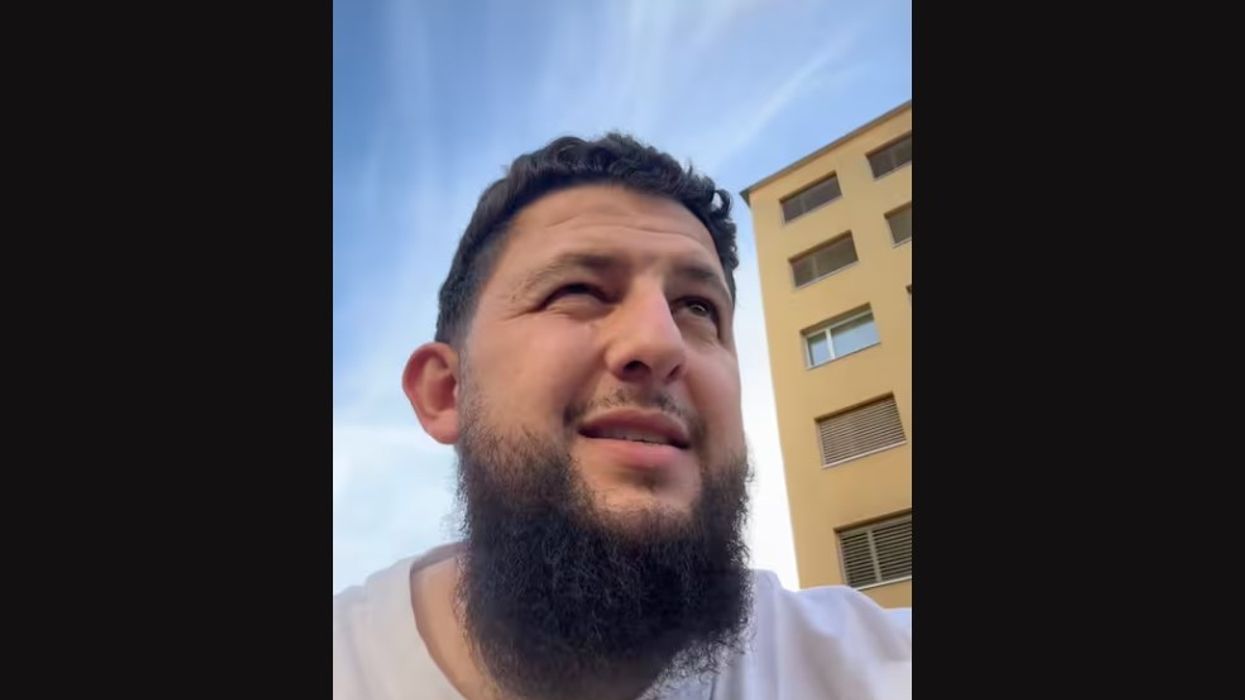 “Pishinat publike nuk janë për myslimanë”: Fanatiku fetar me origjinë shqiptare provokon shoqërinë zvicerane “Pishinat publike nuk janë për myslimanë”: Fanatiku fetar me origjinë shqiptare provokon shoqërinë zvicerane