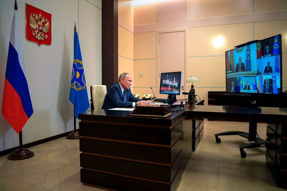 Ekipi i sigurisë fik kamerat deri sa shfaqet Putin - Kremlin