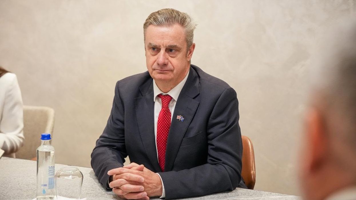 Britania paralajmëron Kosovën: Bllokada rrezikon mbështetjen ndërkombëtare Britania paralajmëron Kosovën: Bllokada rrezikon mbështetjen ndërkombëtare