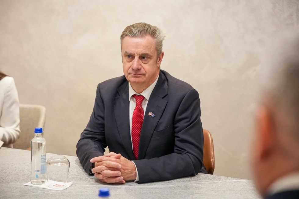 Britania paralajmëron Kosovën: Bllokada rrezikon m