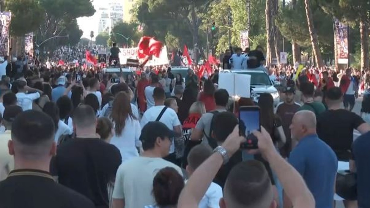 Dita e 10-të e protestës në Tiranë, aktivistët dhe qytetarët mblidhen në shesh për Zvërnecin