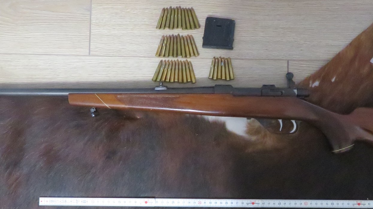 Sekuestrohen armë në Pejë, arrestohet një person