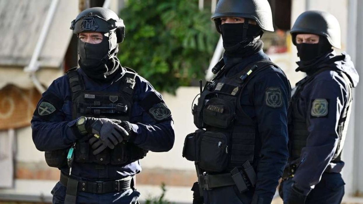 Shkatërrohet grupi shqiptar i trafikut të drogës dhe armëve në Athinë, arrestohen tetë persona Shkatërrohet grupi shqiptar i trafikut të drogës dhe armëve në Athinë, arrestohen tetë persona