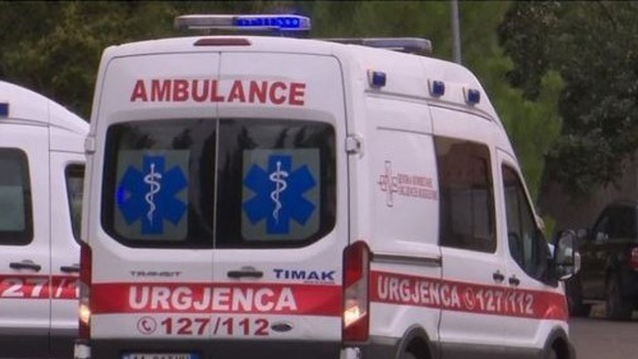 Bie nga ballkoni një grua në Vlorë, dërgohet për trajtim në spital