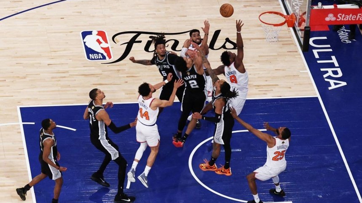 Knicks bëjnë përmbysje të jashtëzakonshme ndaj Spurs, vetëm një fitore larg titullit