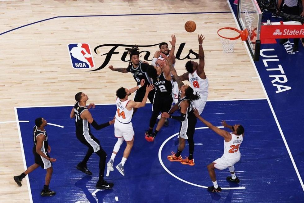 Knicks bëjnë përmbysje të jashtëzakonshme ndaj Spurs, vetëm 