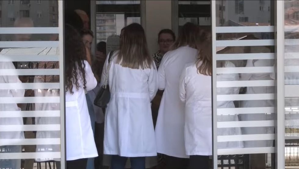 Specializimi i farmacistëve në biokimi, protestohet para Min