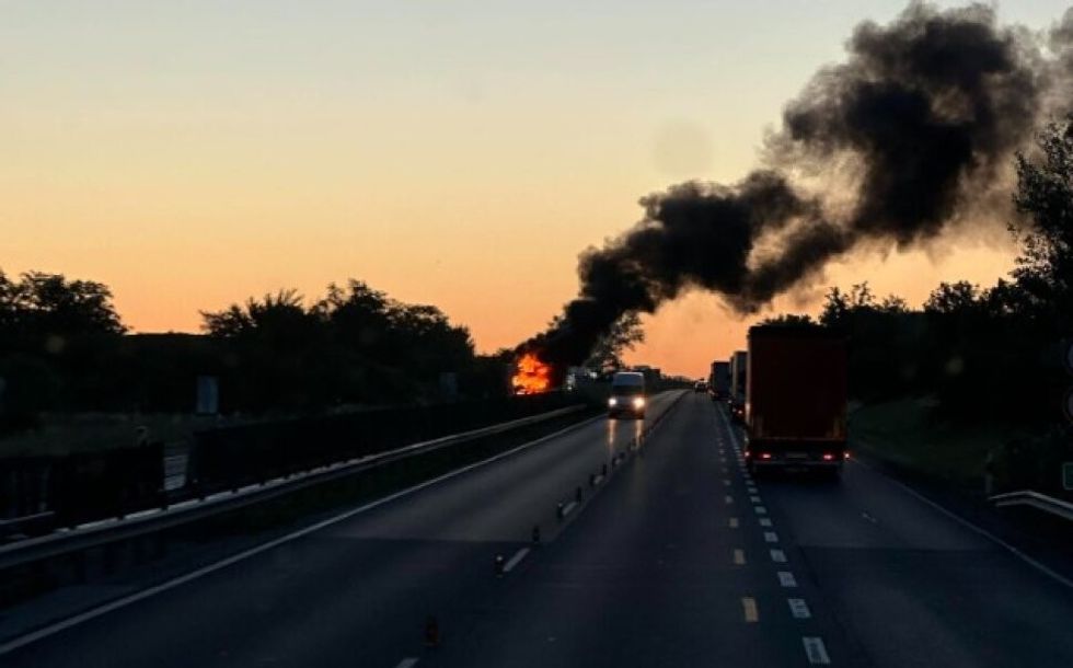 Një minibus përplaset me një kamion, të paktën tetë të vdeku