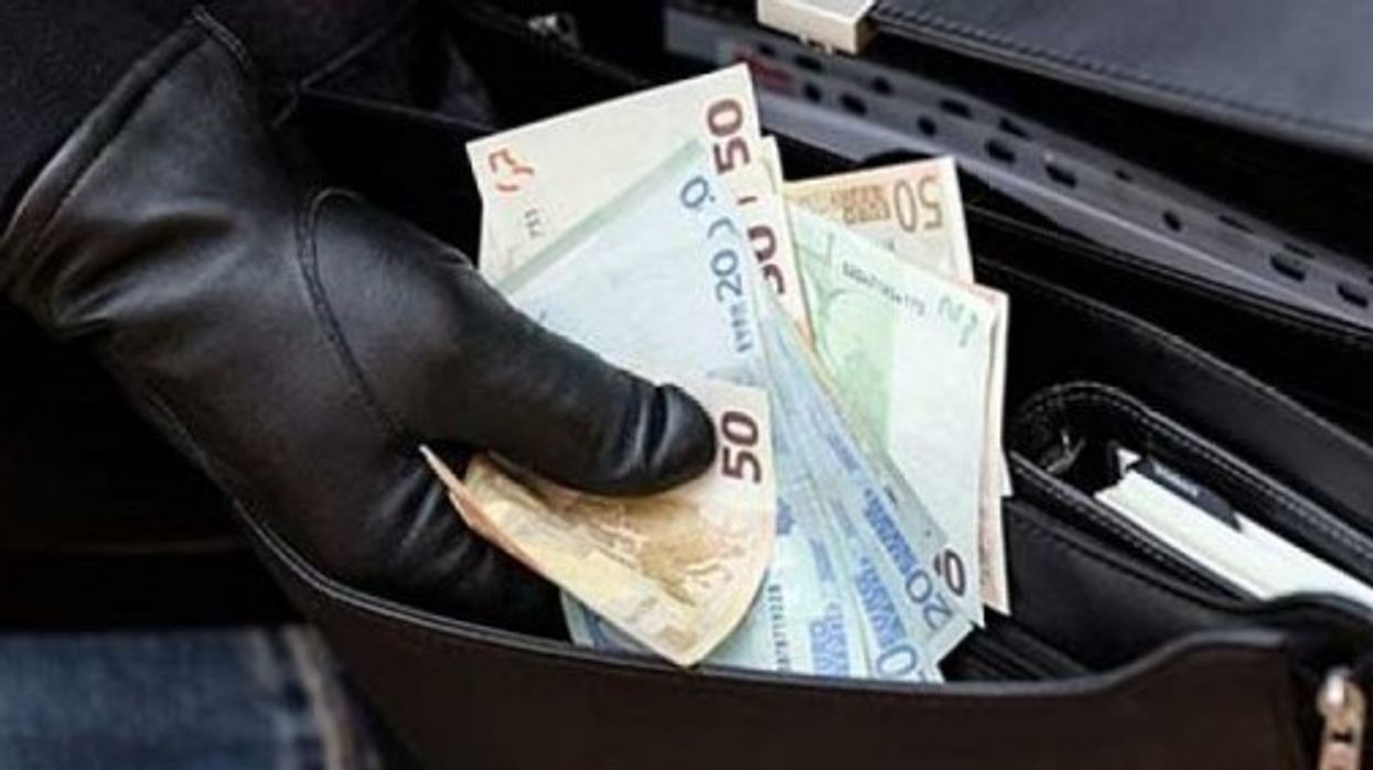 Në hyrje të lokalit u grabit me forcë, të dyshuarit ia morën paratë nga xhepi Në hyrje të lokalit u grabit me forcë, të dyshuarit ia morën paratë nga xhepi