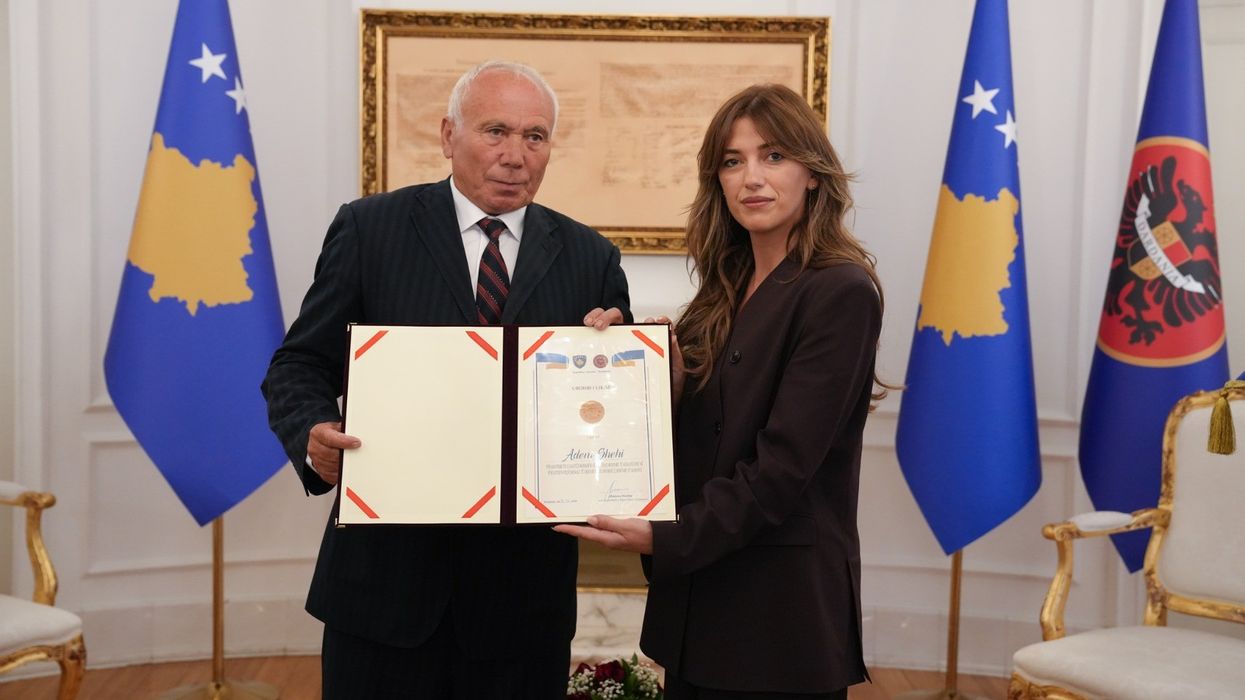 Haxhiu dekoron komandant Adem Shehin me "Urdhrin e Lirisë" Haxhiu dekoron komandant Adem Shehin me