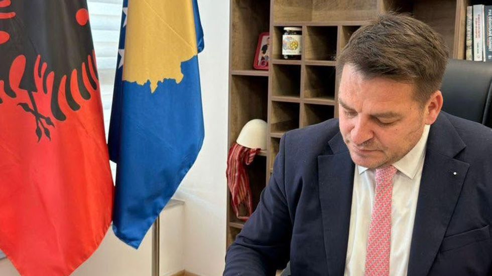 Ministri Muja miraton dy vendime të rëndësishme për sektorin e qumështit Ministri Muja miraton dy vendime të rëndësishme për sektorin e qumështit