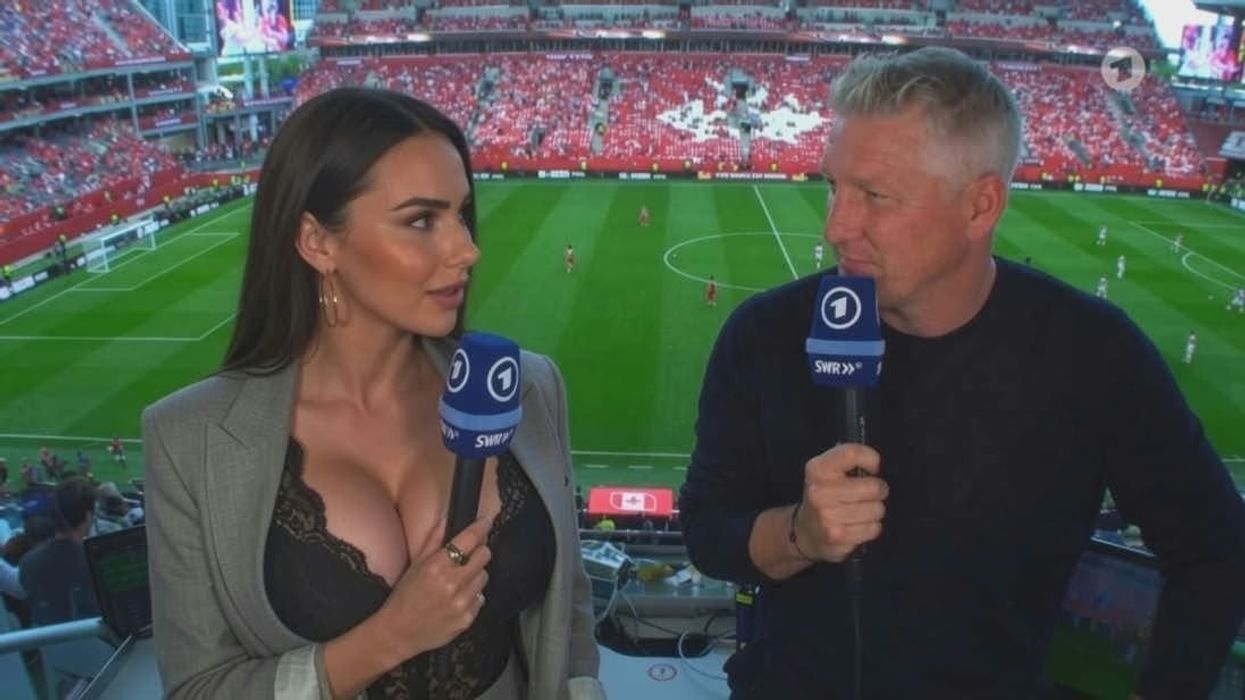 Fotografia e Schweinsteiger dhe prezantueses së sportit bëri xhiron e rrjetit duke shkaktuar reagime të shumta, deri sa doli në shesh e vërteta Fotografia e Schweinsteiger dhe prezantueses së sportit bëri xhiron e rrjetit duke shkaktuar reagime të shumta, deri sa doli në shesh e vërteta