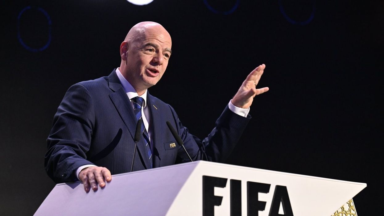 FIFA e detyron shtetin e njohur të ndryshojë fanellën e saj të Kupës së Botës FIFA e detyron shtetin e njohur të ndryshojë fanellën e saj të Kupës së Botës