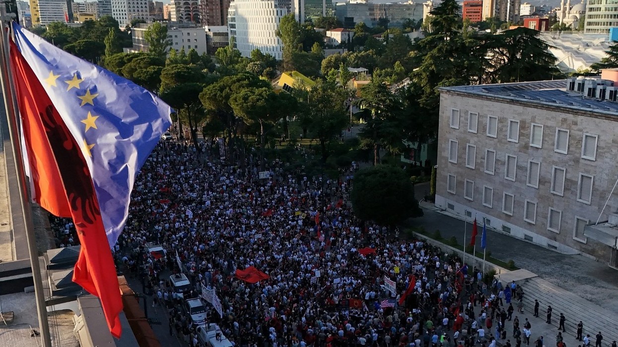 Euronews: Protesta përplas Shqipërinë me Iranin