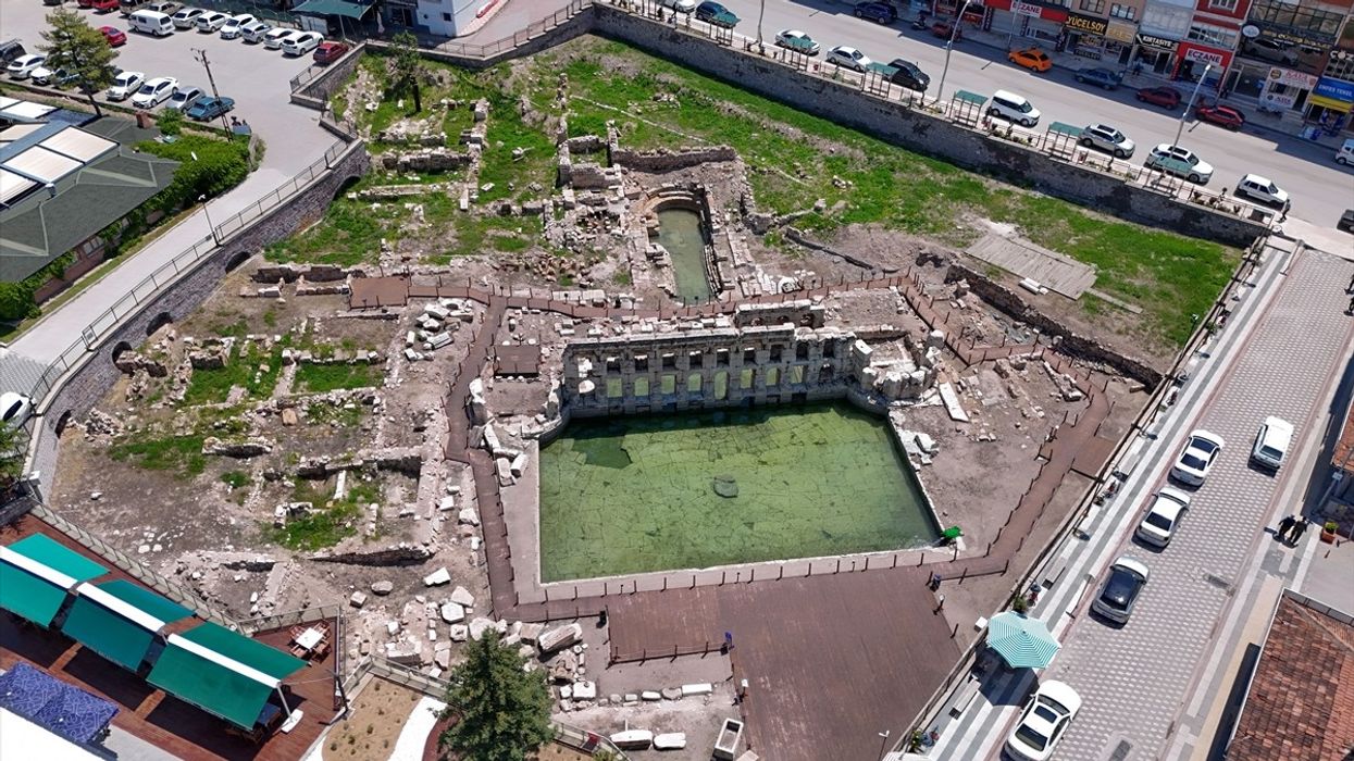 Uji termal që rrjedh prej 2 mijë vitesh vazhdon të tërheqë turistë në Turqi Uji termal që rrjedh prej 2 mijë vitesh vazhdon të tërheqë turistë në Turqi