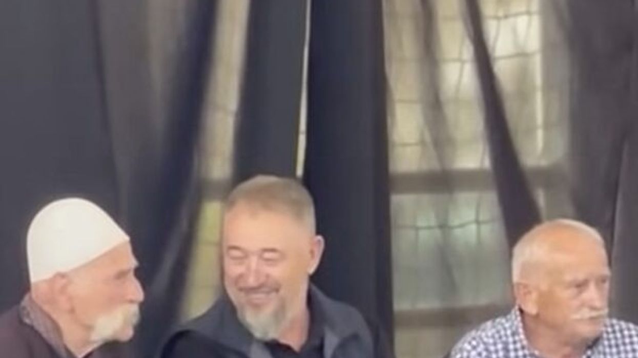 Rifat Jashari, Sami Lushtaku dhe Jetullah Geci bashkë në pritjen e ngushëllimeve për Sahit Jasharin Rifat Jashari, Sami Lushtaku dhe Jetullah Geci bashkë në pritjen e ngushëllimeve për Sahit Jasharin