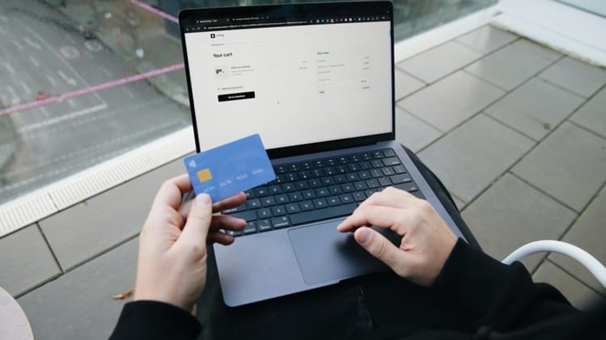 Koreja e Jugut shpik dyqanet online “të rreme” që i ndihmojnë të varurit nga blerjet të kursejnë para