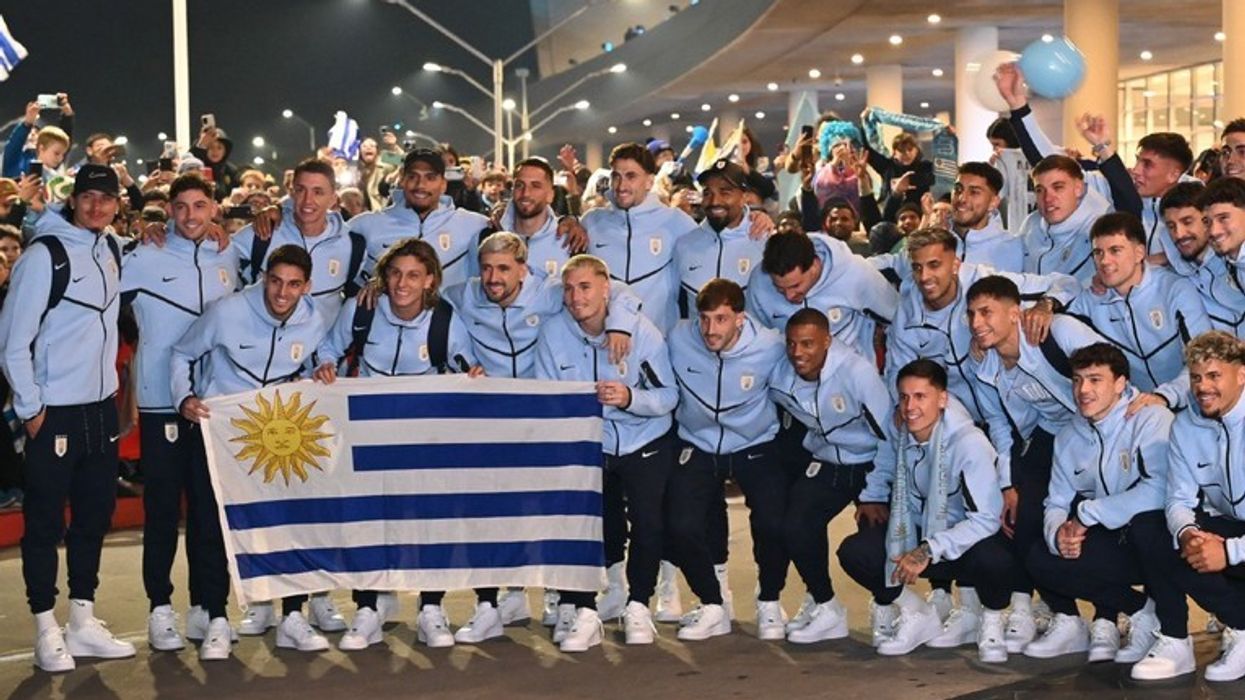 Kaos para debutimit në Botëror, Uruguai bllokohet në aeroport për shkak të një gabimi të FIFA-s Kaos para debutimit në Botëror, Uruguai bllokohet në aeroport për shkak të një gabimi të FIFA-s