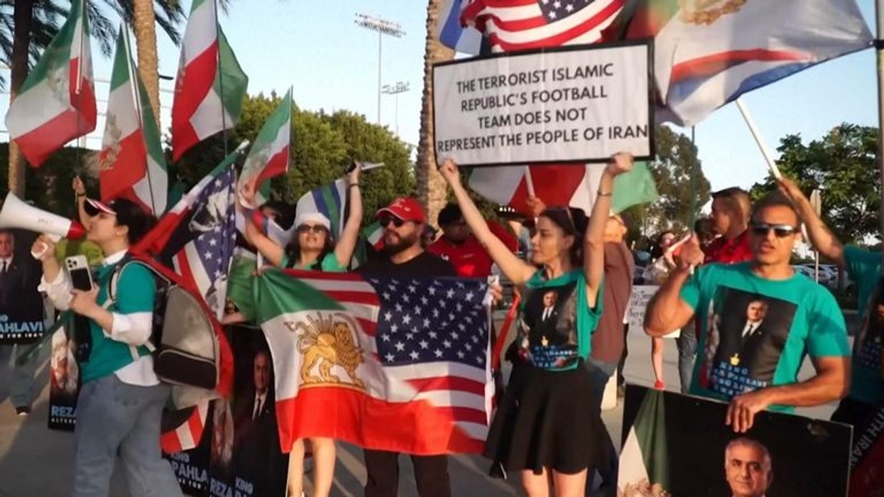 Ekipi i Iranit mbërrin në SHBA për përballjen e parë në Botëror - u prit me protesta