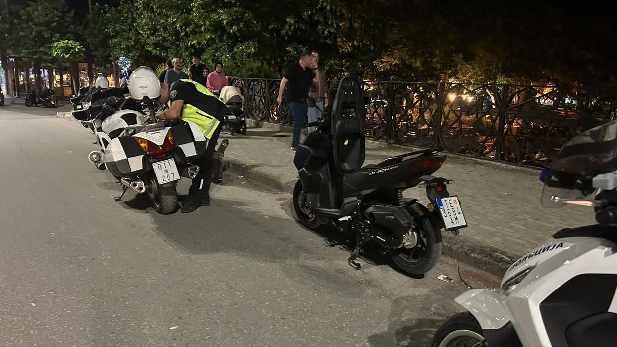 Aksione kontrolluese në Kumanovë dhe në Tetovë, janë shqiptuar 114 sanksione dhe janë ndaluar shtatë persona Aksione kontrolluese në Kumanovë dhe në Tetovë, janë shqiptuar 114 sanksione dhe janë ndaluar shtatë persona