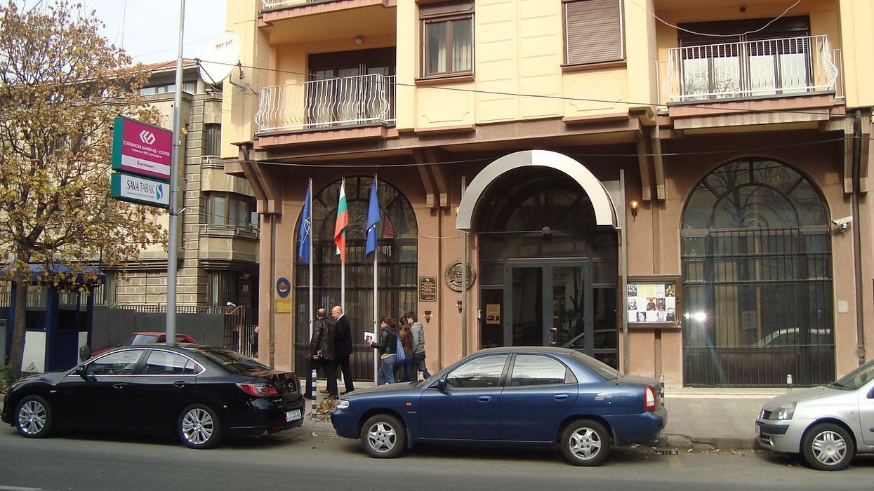 Gjuajtje me molotov përpara Ambasadës së Bullgarisë në Shkup