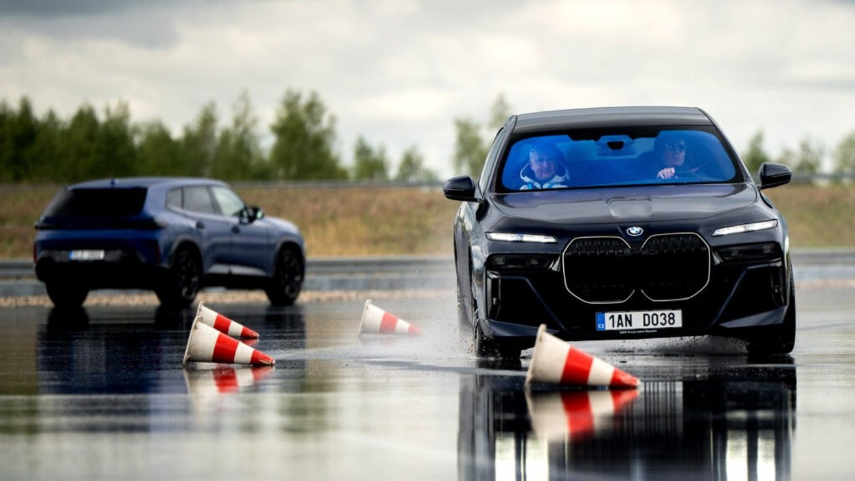 BMW lejon 67 klientë të testojnë veturat e saj të blinduara