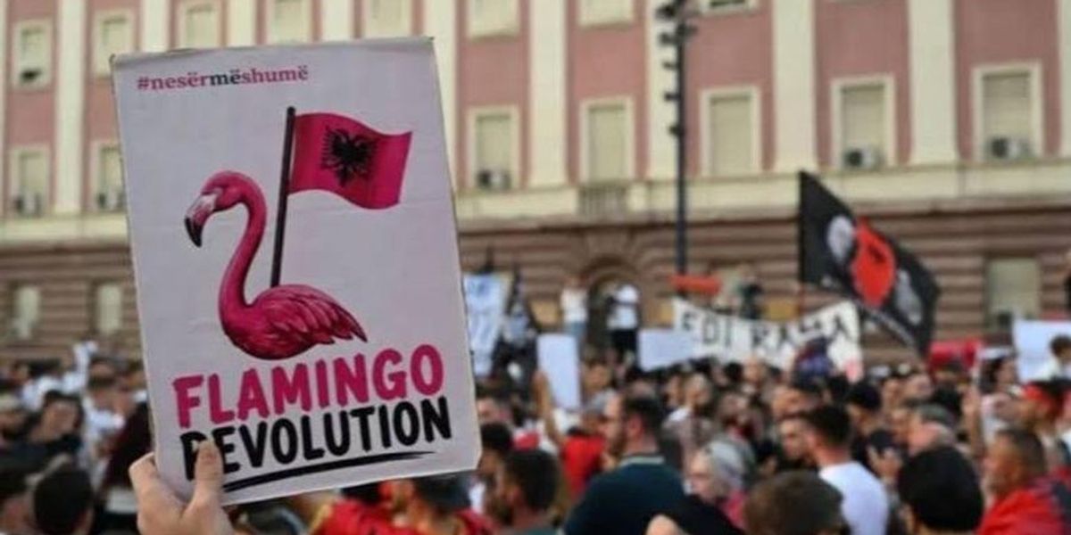 Nis dita e 16-të e protestës, qytetarët grumbullohen në sheshin “Skënderbej” Nis dita e 16-të e protestës, qytetarët grumbullohen në sheshin “Skënderbej”