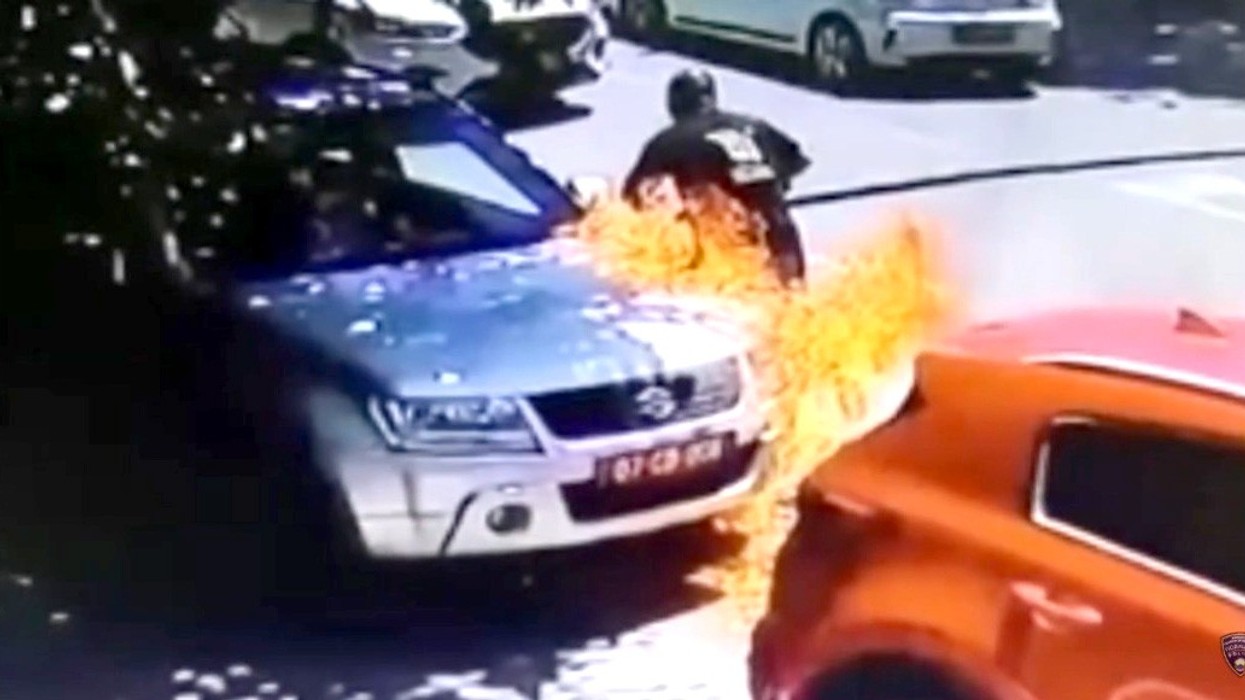 MPB: Është ndaluar personi i cili ka djegur automjetet para ambasadës së Bullgarisë në Shkup