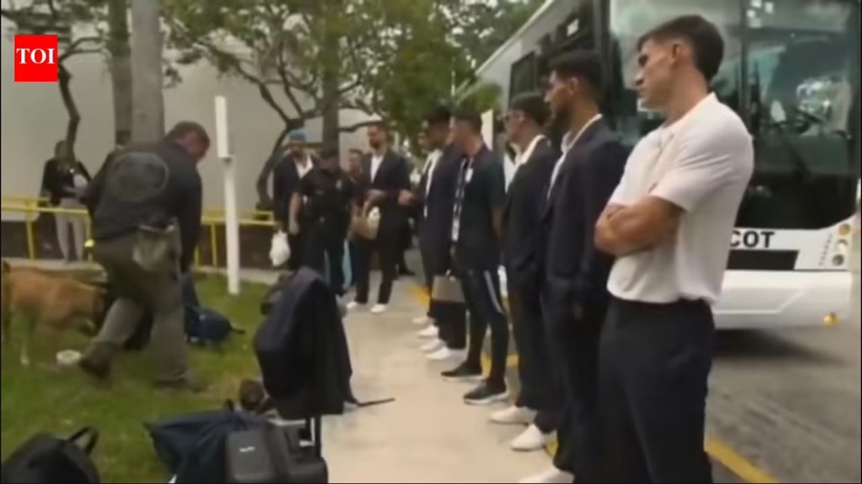 Poshtërim për uruguaianët në Kupën e Botës në Amerikë: Policia i kontrolloi me qen nuhatës Poshtërim për uruguaianët në Kupën e Botës në Amerikë: Policia i kontrolloi me qen nuhatës