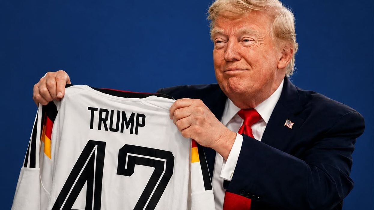 Trump merr dhuratë nga kancelari gjerman - fanellë me emrin e tij dhe numrin 47 Trump merr dhuratë nga kancelari gjerman - fanellë me emrin e tij dhe numrin 47