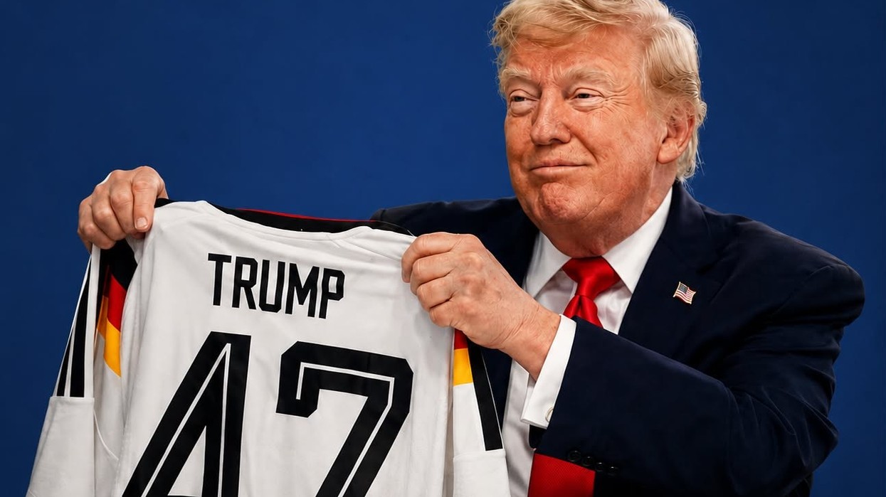 Trump merr dhuratë nga kancelari gjerman - fanellë me emrin e tij dhe numrin 47