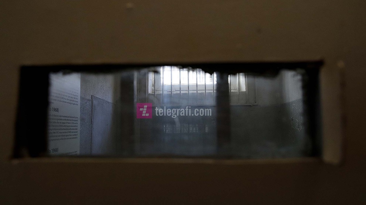 "Kërcënoi fqinjin me sopatë pas mosmarrëveshjes për pronën", dënohet me një vit burgim i pandehuri në Ferizaj