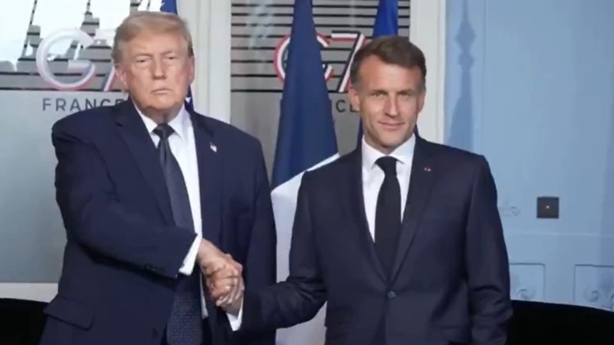 Macron dhe Trump befasojnë me shtrëngimin e pazakontë të duarve Macron dhe Trump befasojnë me shtrëngimin e pazakontë të duarve