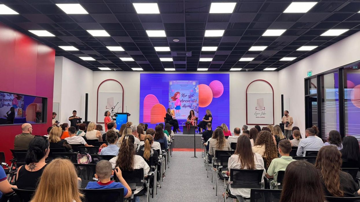 Promovohet libri për fëmijë “Kur yjet zbresin në dhomë”, me mesazh shprese dhe fuqie emocionale Promovohet libri për fëmijë “Kur yjet zbresin në dhomë”, me mesazh shprese dhe fuqie emocionale