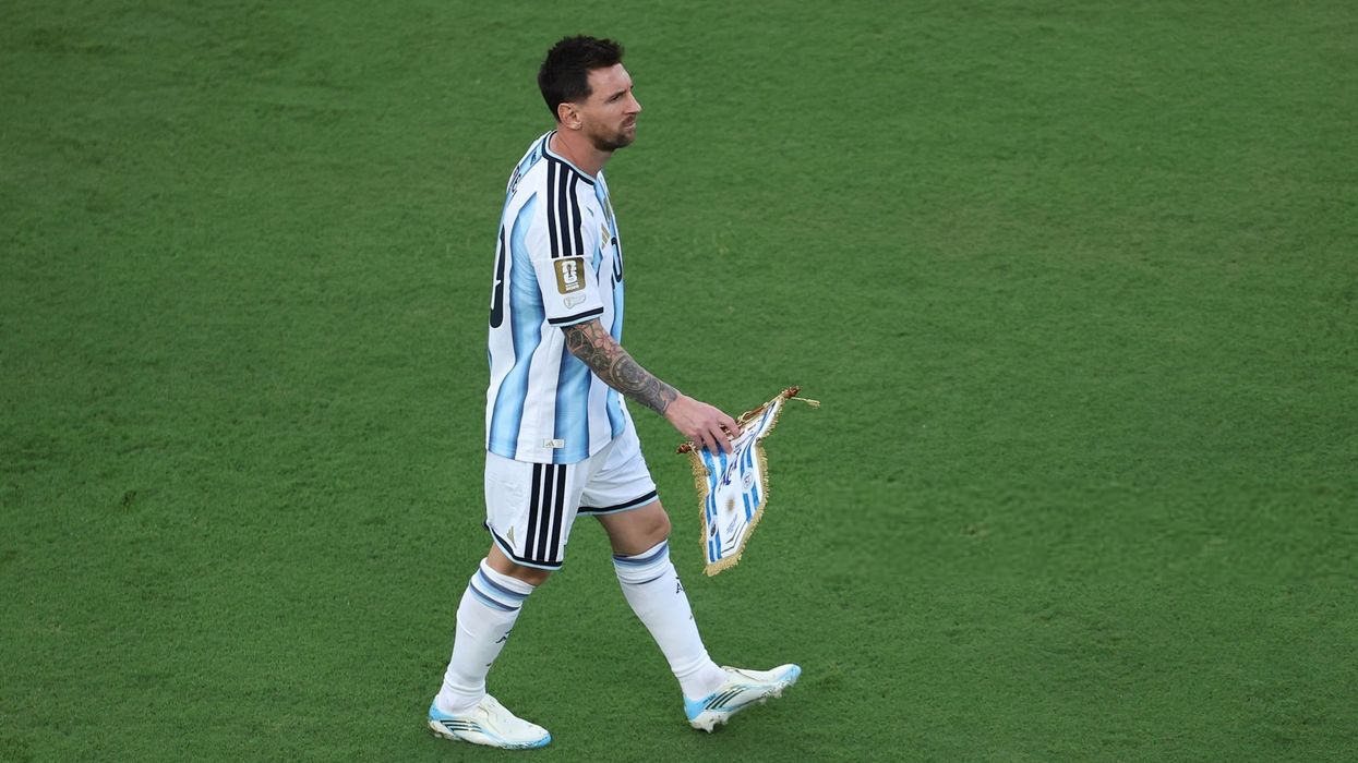 Lionel Messi shkruan histori - bëhet lojtari i parë që luan në gjashtë Kampionate Botërore Lionel Messi shkruan histori - bëhet lojtari i parë që luan në gjashtë Kampionate Botërore