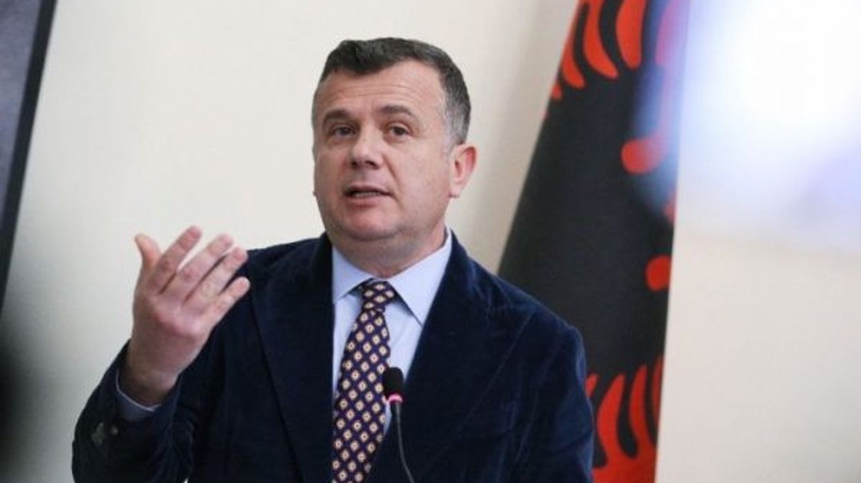 Balla sfidon Marjana Koçekun: Ta provojë nëse e merr dot mandatin pa “grushtin dhe trëndafilin” Balla sfidon Marjana Koçekun: Ta provojë nëse e merr dot mandatin pa “grushtin dhe trëndafilin”